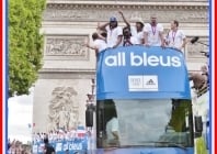 Les Bleus défilent sur les Champs Elysées