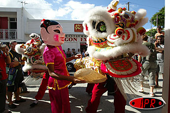 Fête chinoise dans les rues d'une ville réunionnaise.