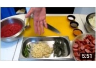 Recette vidéo du samoussa rougail saucisse par le traiteur réunionnais Gout'A Nou 