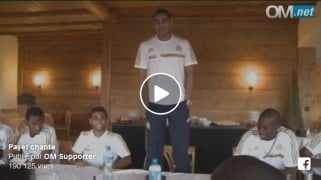 Dimitri Payet chante en créole devant ses coéquipiers 